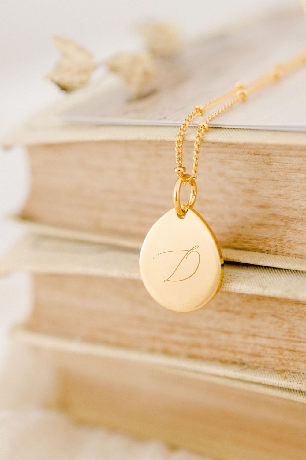 Collier personnalisé médaille goutte or gravée LA LETTRE