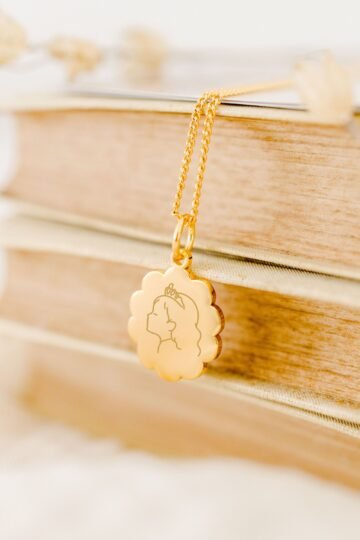 Collier personnalisé médaille corolle or LES PETITS HEROS
