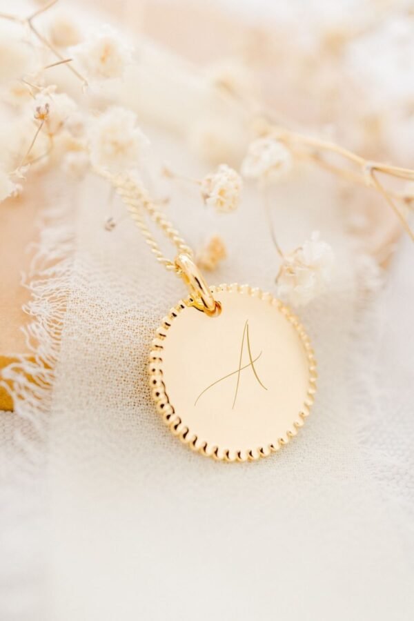 Alternative view of Collier personnalisé médaille ronde perlée or intiale LA LETTRE