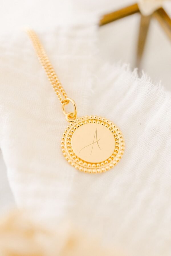 Collier personnalisé médaille sun or gravée LA LETTRE