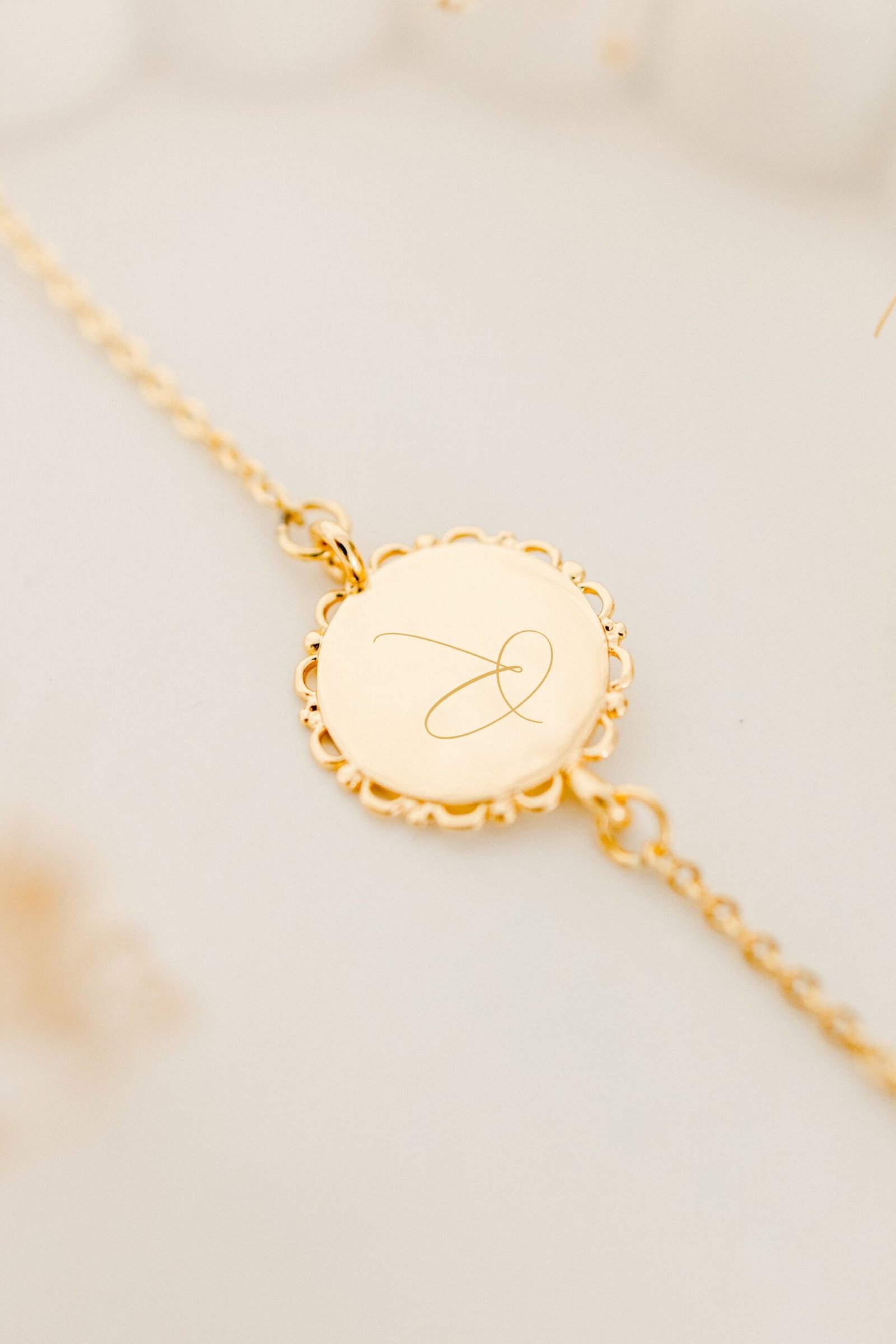Bracelet dentelle gravé personnalisable intiale LA LETTRE
